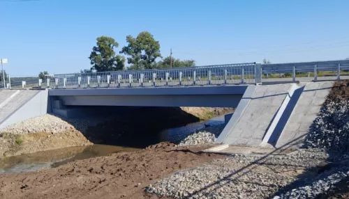 В Алтайском крае за 54,4 млн рублей реконструировали мост через безымянный ручей
