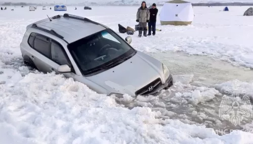 В Алтайском крае два автомобиля провалились под лед на водохранилище