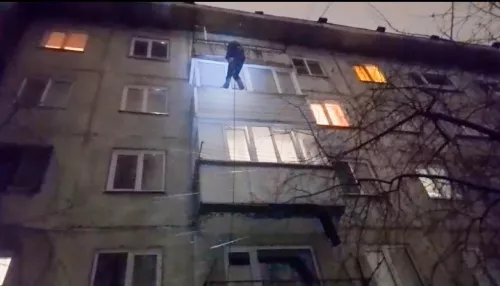 В Барнауле спасатели спустились с крыши и спасли попавшую в беду женщину