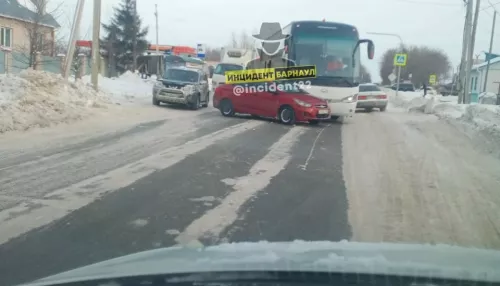 В Барнауле на въезде во Власиху столкнулись автобус и Hyundai