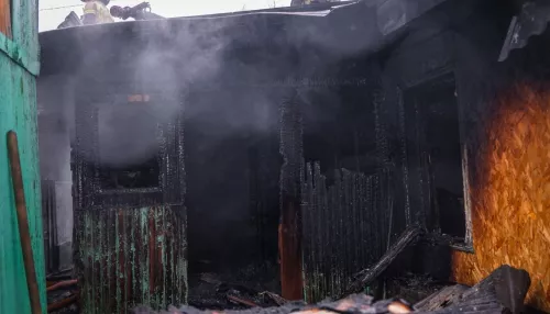 В Барнауле потушили пожар в частном доме на улице Спортивной