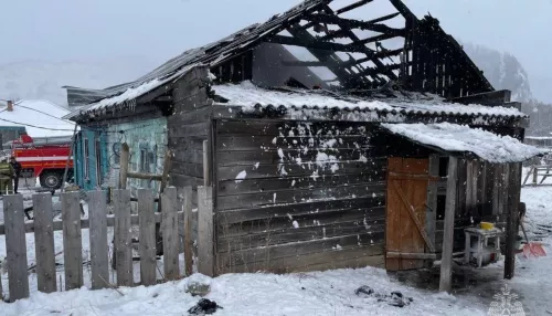 В алтайском селе пламя охватило двухквартирный дом