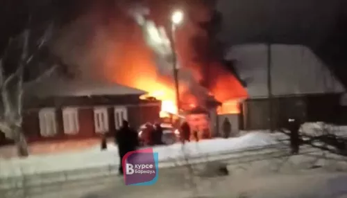 В Барнауле вечером загорелся гараж на улице Анатолия