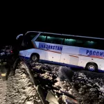 Рейсовый автобус в Алтайском крае съехал в кювет в метель