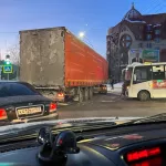 В центре Барнаула образовалась пробка из-за ДТП с фурой и маршруткой