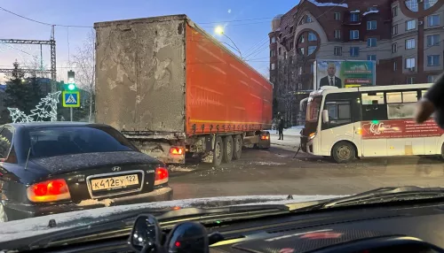 В центре Барнаула образовалась пробка из-за ДТП с фурой и маршруткой