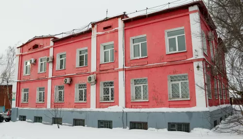 Что за здание купеческого дома продает речпорт в центре Барнаула. Фото
