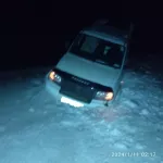 В Алтайском крае автомобиль слетел с обледенелой трассы и застрял в снегу