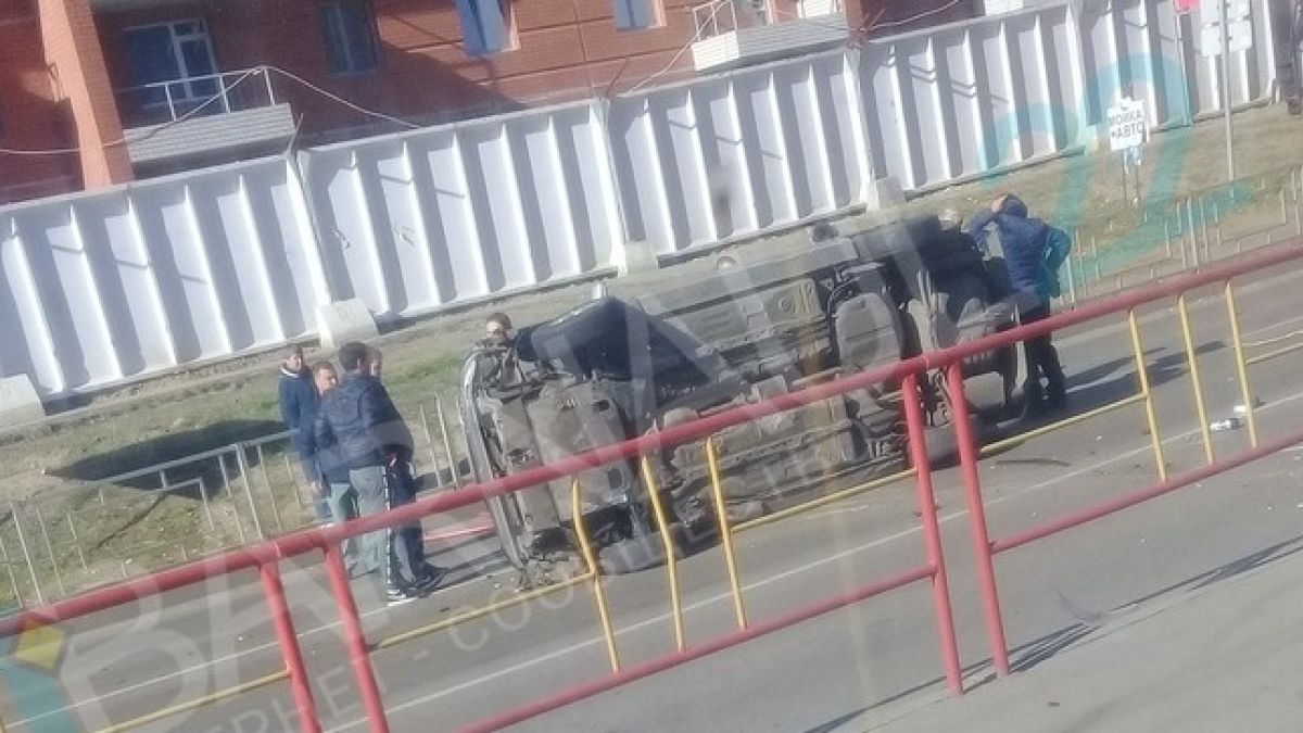 Автомобиль оказался на боку после ДТП в Барнауле