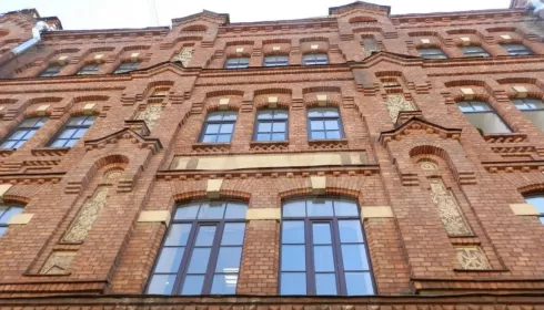 В Барнауле под видом питерской фабрики Зигеля продают жилую сталинку