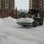 В Барнауле сбивают снежные навесы с крыш и борются со льдом во дворах