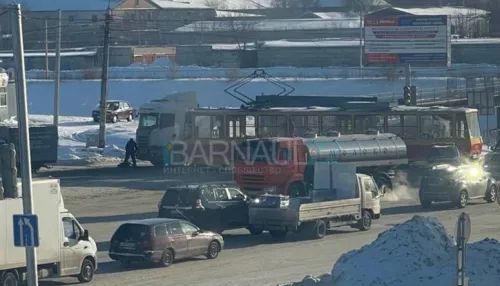 В Барнауле фура столкнулась с трамваем на проспекте Калинина
