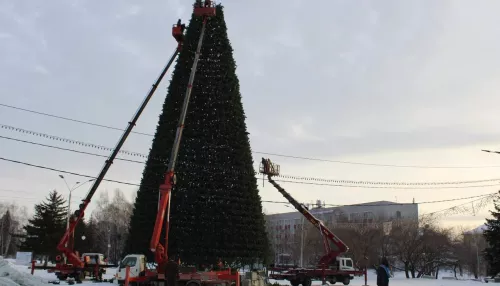 В Барнауле начали разбирать елку на площади Сахарова