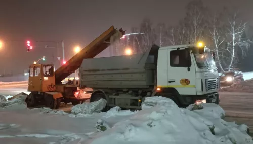 В Барнауле посыпают реагентами превратившиеся в каток дороги и тротуары