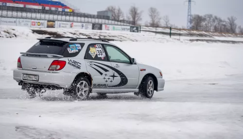 Экстрим и драйв: как в Барнауле прошли кольцевые автогонки на льду. Фото