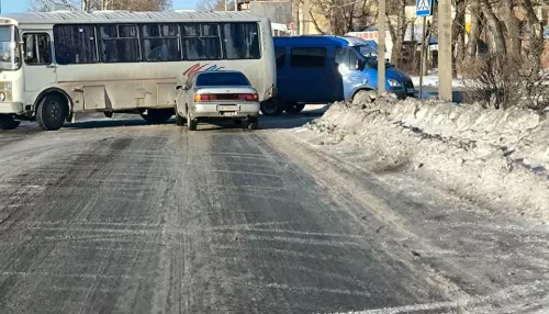 В Бийске на перекрестке столкнулись автобус и легковушка