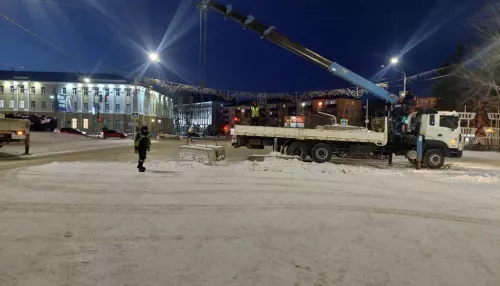 В Барнауле на площади Сахарова демонтировали новогодний городок и открыли проезд