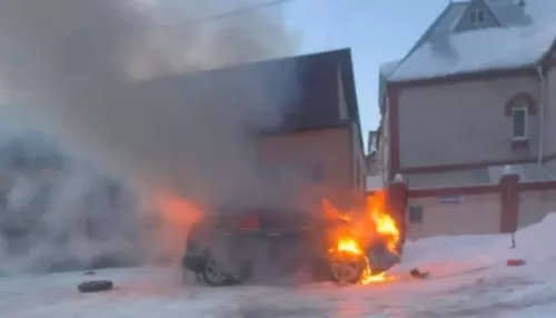 В Барнауле утром сгорел автомобиль у автосервиса на Новгородской