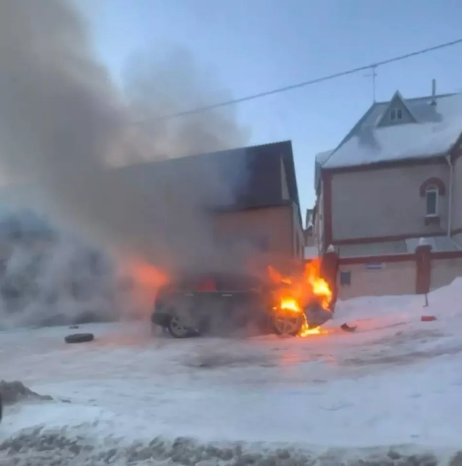 В Барнауле утром пламя охватило машину на улице Новгородской - Толк  16.01.2024