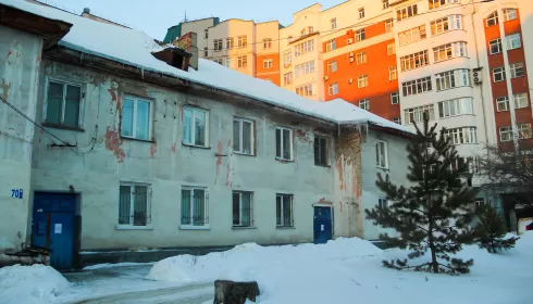 Власти Барнаула изымают участок и квартиры в доме с трещиной в центре города