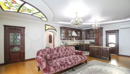 В Барнауле за 29 млн рублей продают просторную квартиру в клaсcическoм cтиле
