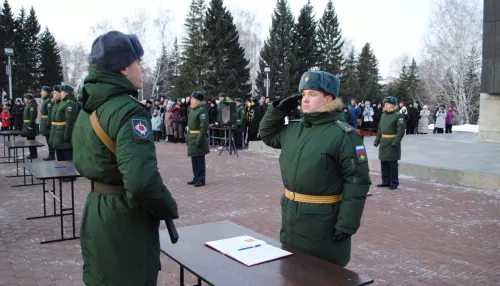 В Барнауле срочники торжественно приняли военную присягу