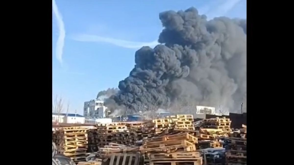 Пожар на заводе в Шахтах