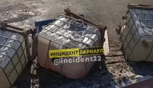 В Барнауле из грузовика выпали кубы с неизвестной жидкостью