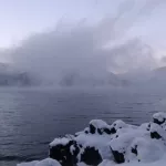 Телецкое озеро заволокли зимние туманы из-за морозной погоды