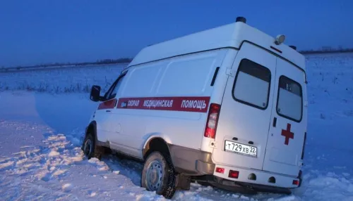 В Алтайском крае с трассы слетел автомобиль скорой помощи