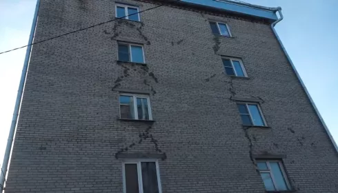 Барнаульцы жалуются, что завод разрушает их пятиэтажный дом