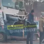 В Барнауле утром 19 января грузовик смял ВАЗ на дороге