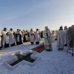 Крестный ход и освящение воды: в Барнауле празднуют Крещение Господне. Фото