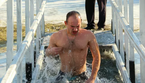 Бодрость тела и духа: как в Барнауле прошел праздник Крещение. Фоторепортаж