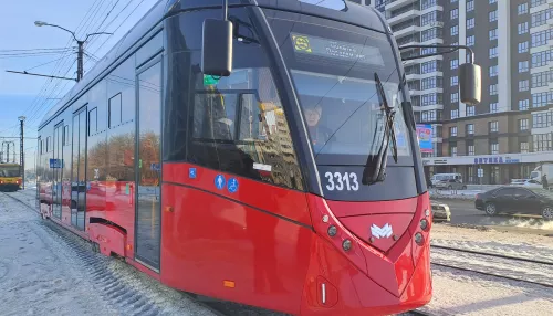 В Барнауле утром очередной белорусский трамвай сошел с рельсов