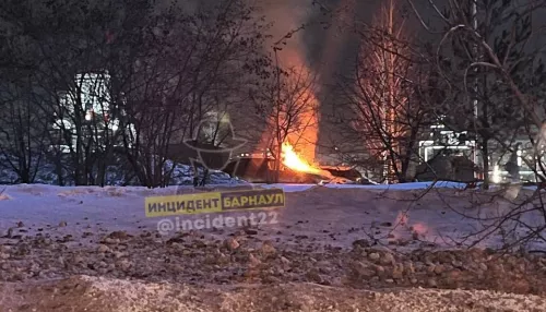 В Барнауле возле бизнес-центра на Взлетной горел автомобиль