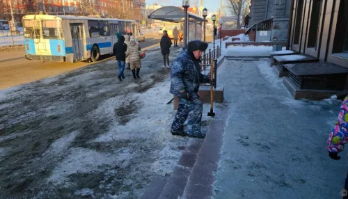В Барнауле возле магазинов и предприятий вовремя не убирают снег и наледь