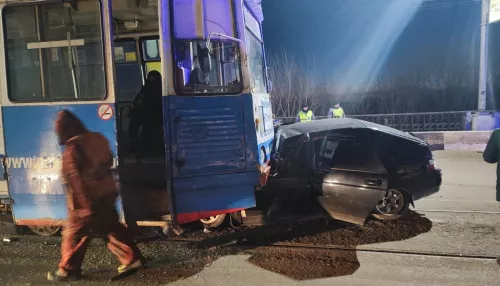 В Бийске трамвай раздавил автомобиль на Коммунальном мосту