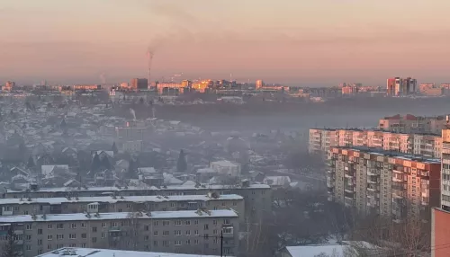 Барнаульцы поделились фото окутанного смогом города