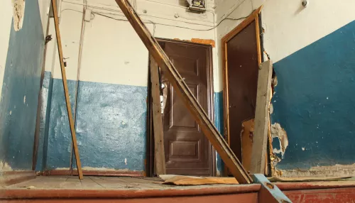 В Барнауле обследовали многоквартирный дом, где упала подпорка