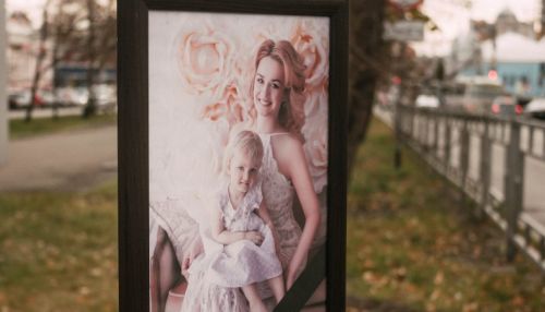 Барнаульцы несут к месту смертельного ДТП игрушки и цветы