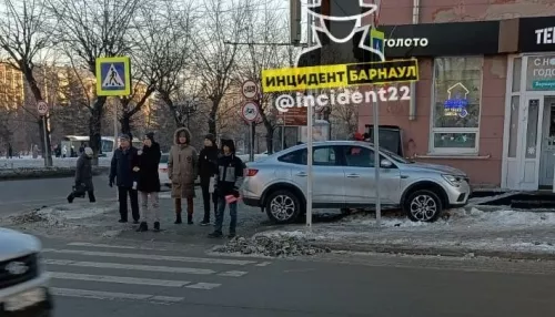 В Барнауле автомобиль вылетел на оживленный тротуар