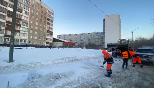 В Барнауле усиленно посыпают превратившиеся в каток тротуары