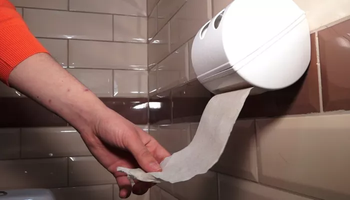 Какая разница заднему месту: депутат АКЗС возмутилась ценами на примере туалетной бумаги