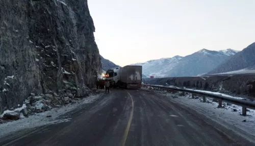 В Горном Алтае водитель тягача врезался в скалу на узком серпантине