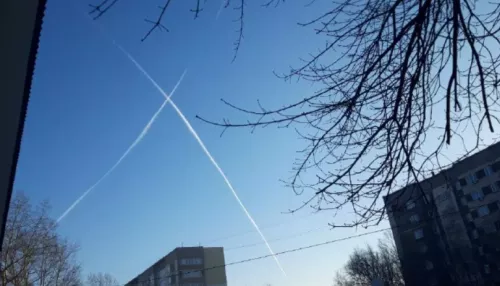 Бийчан ранним утром заинтриговал белый крест в небе над городом