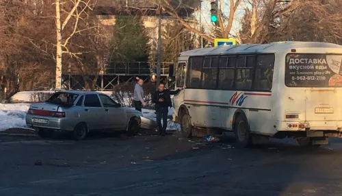 В Бийске легковушка врезалась в автобус с пассажирами