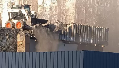 В Барнауле начали активно сносить здание бывшего кинотеатра Искра