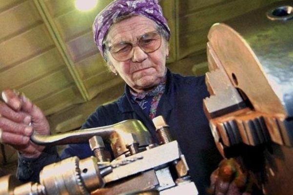 Индексация пенсий работающих пенсионеров пройдет в два этапа