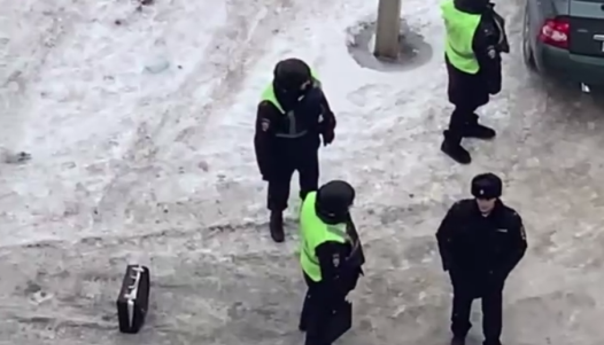 Транспортировка пострадавшего на спине. Иммобилизация при переломе грудины. Положение больного при ранении грудной клетки. Полусидячее положение пострадавшего. Транспортировка при переломе грудной клетки.